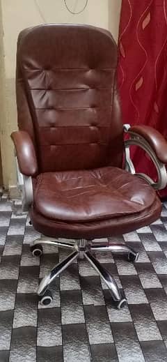 office chair in gud condition less used 03032795441