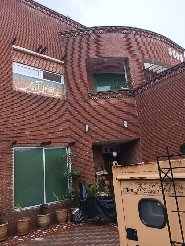 A 1 Kanal Building Is Up For Grabs In Samanabad 48