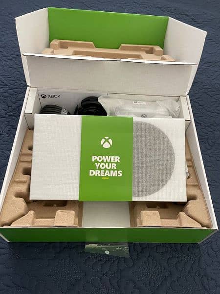 xbox series S brand new only few day used 1