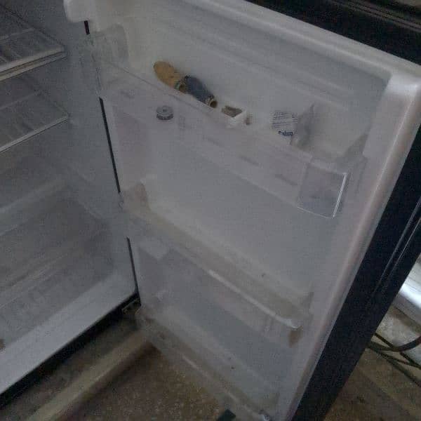 Refrigerator with Freezer - In Great Condition. 7
