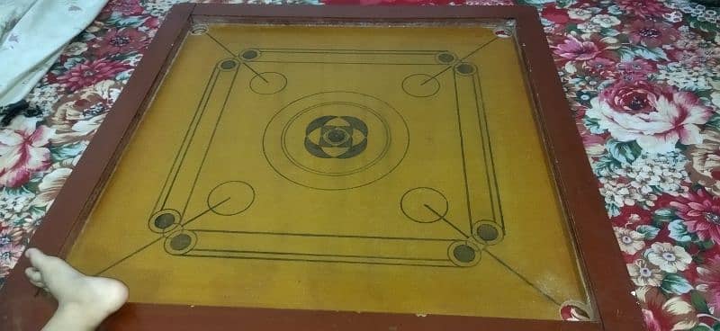 Big size carom board in good condition like new with dice urgent 0