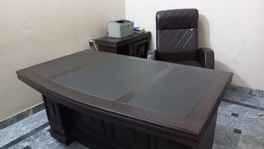 Exactive Office Table, Side Table and Office Chair 1
