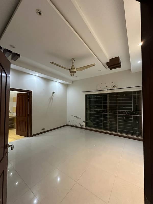 1 Kanal Upper PORTION Like A Brand new Portion Available for Rent in DHA Phase 4 GG BLOCK 5