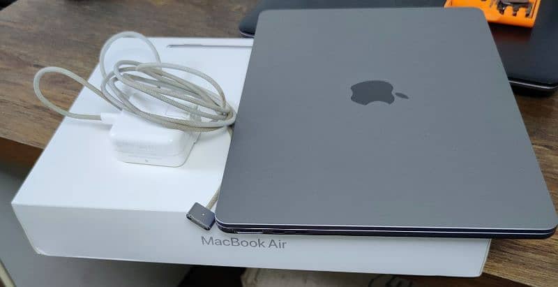 MacBook air M2 8/256 4