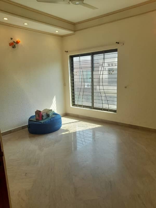 Spacious 6.5 Marla Full House With 3 Bedrooms In Prime DHA Phase 3 Location Block XX 10