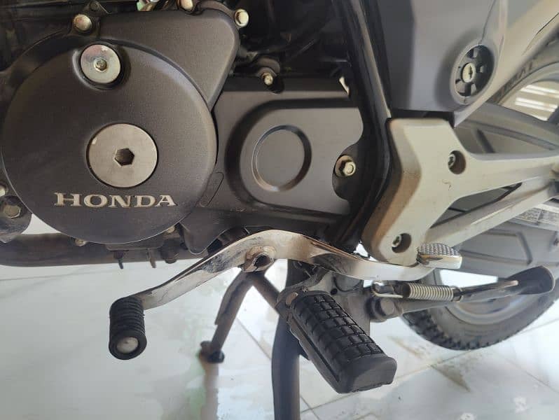 Honda CB 150F 4