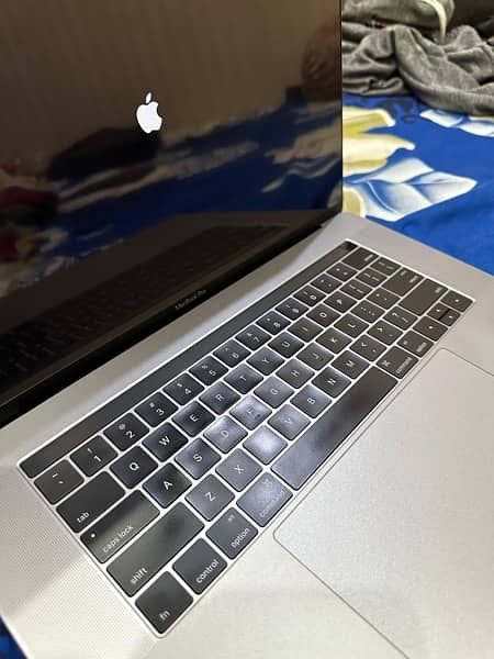 Mac Book pro 2016 15 inches 5