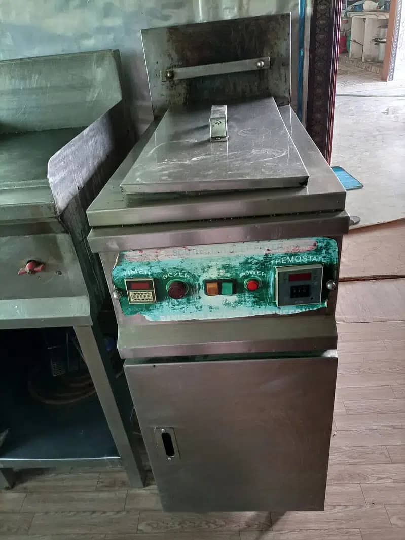 Hot Plate, Deep Fryer, Working Table Fast Food Kitchen 1