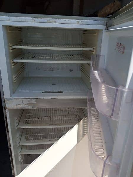 pel fridge bilkul okay condition 25×62 5