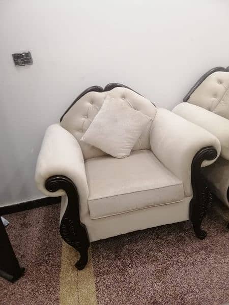 7 seater new solid sofa with center table and cusion for sale 3