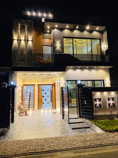 A FACING PARK PRIME LOCATION HOUSE AVAILABLE FOR SALE N LAHORE 0