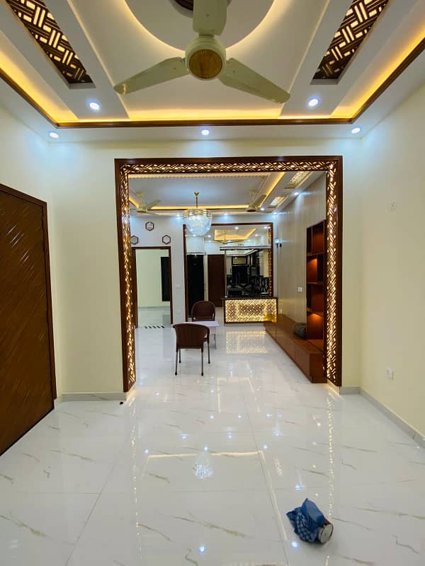 A FACING PARK PRIME LOCATION HOUSE AVAILABLE FOR SALE N LAHORE 12