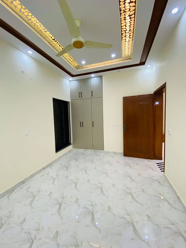 A FACING PARK PRIME LOCATION HOUSE AVAILABLE FOR SALE N LAHORE 16