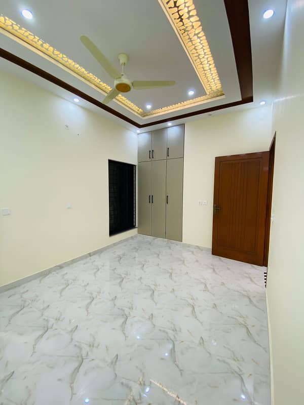 A FACING PARK PRIME LOCATION HOUSE AVAILABLE FOR SALE N LAHORE 17