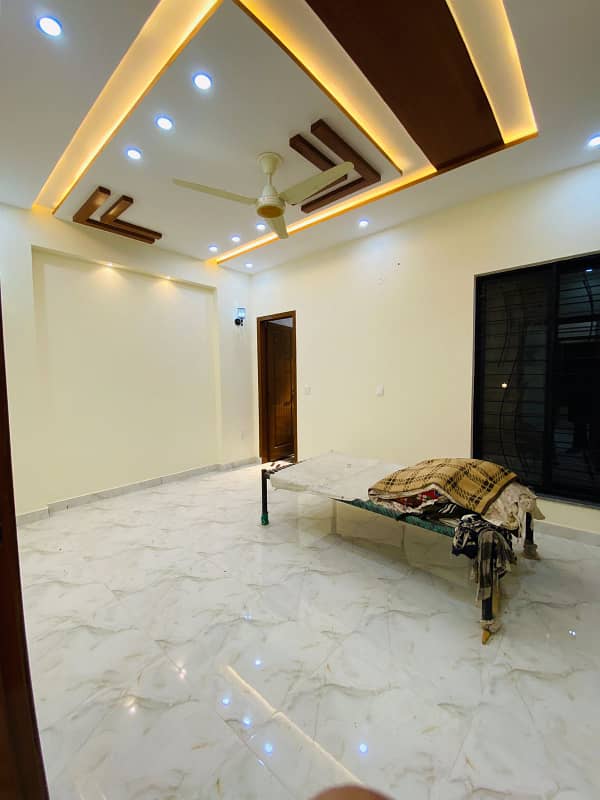 A FACING PARK PRIME LOCATION HOUSE AVAILABLE FOR SALE N LAHORE 22