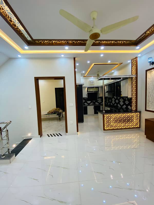 A FACING PARK PRIME LOCATION HOUSE AVAILABLE FOR SALE N LAHORE 24