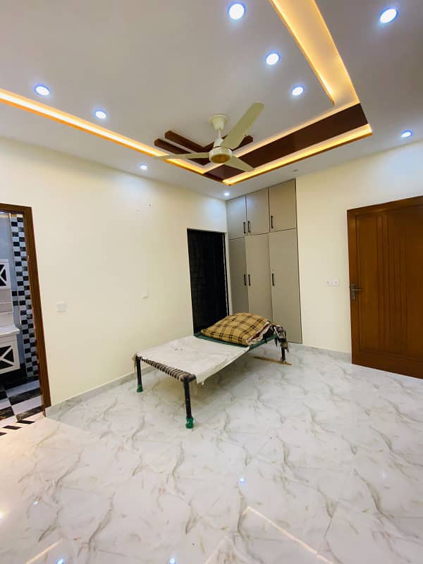 A FACING PARK PRIME LOCATION HOUSE AVAILABLE FOR SALE N LAHORE 27