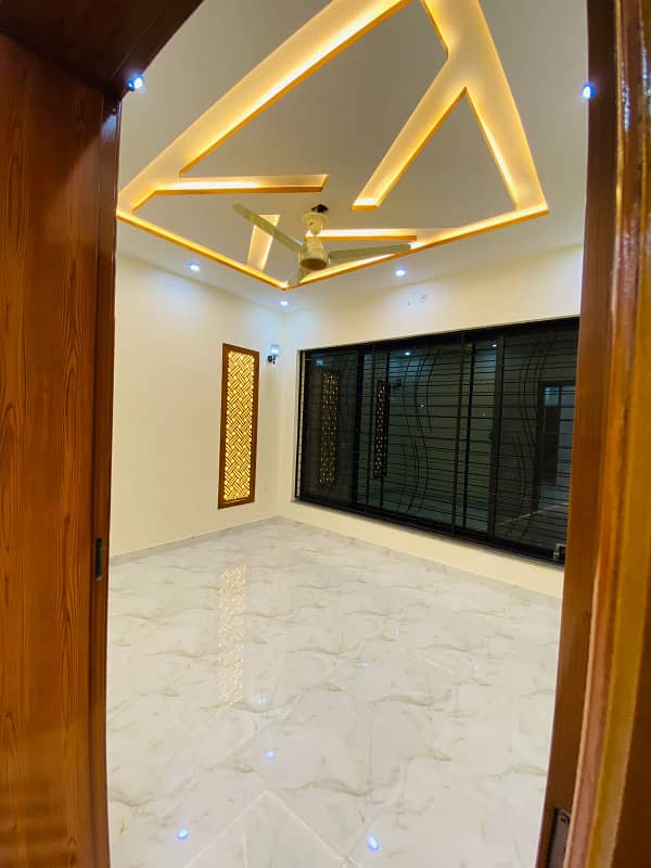 A FACING PARK PRIME LOCATION HOUSE AVAILABLE FOR SALE N LAHORE 28