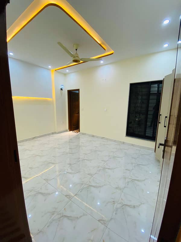 A FACING PARK PRIME LOCATION HOUSE AVAILABLE FOR SALE N LAHORE 35