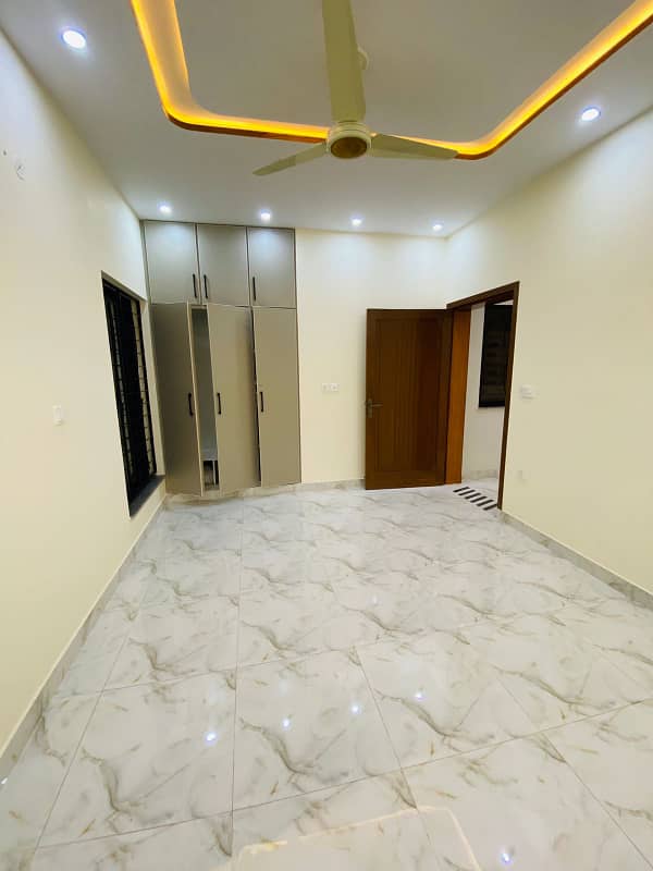 A FACING PARK PRIME LOCATION HOUSE AVAILABLE FOR SALE N LAHORE 39