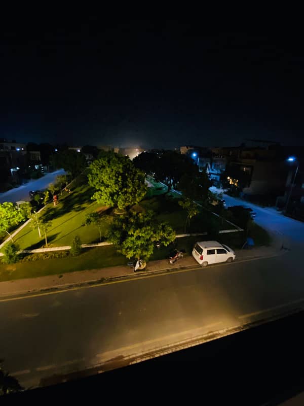 A FACING PARK PRIME LOCATION HOUSE AVAILABLE FOR SALE N LAHORE 41