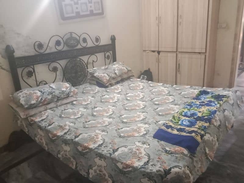 iron king bed with  Springsmattress  all springs are in good condition 0