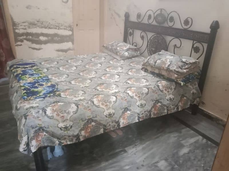 iron king bed with  Springsmattress  all springs are in good condition 3