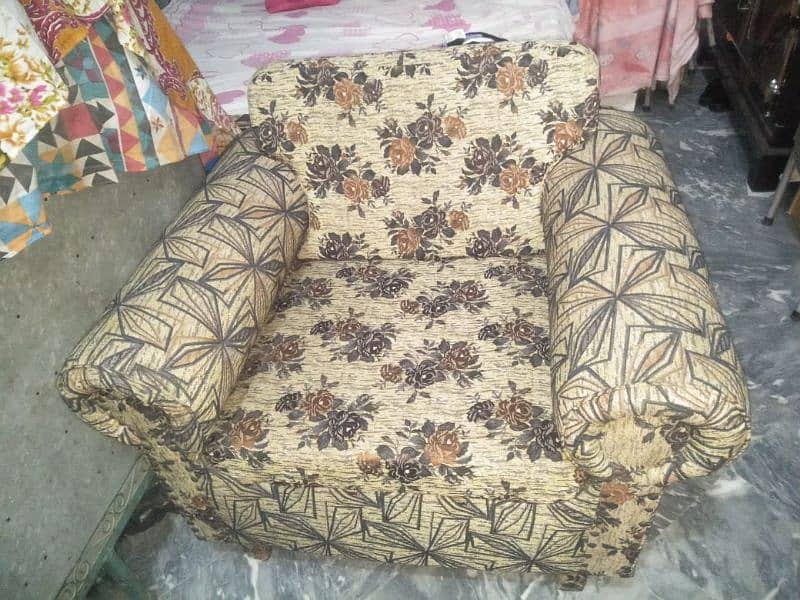 sofa in good condition. 0