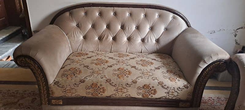 1 Sofa's complete set in 10/9 condition. . . 1