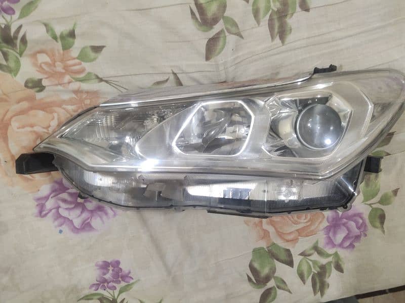 toyota axio front light head light right side 0