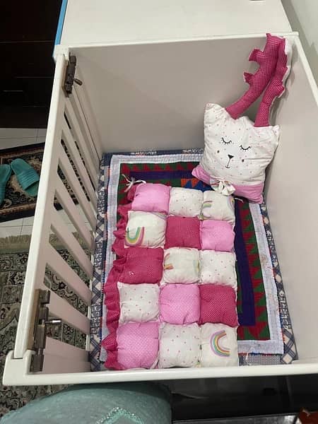 Baby cot with drawers, good condition 0