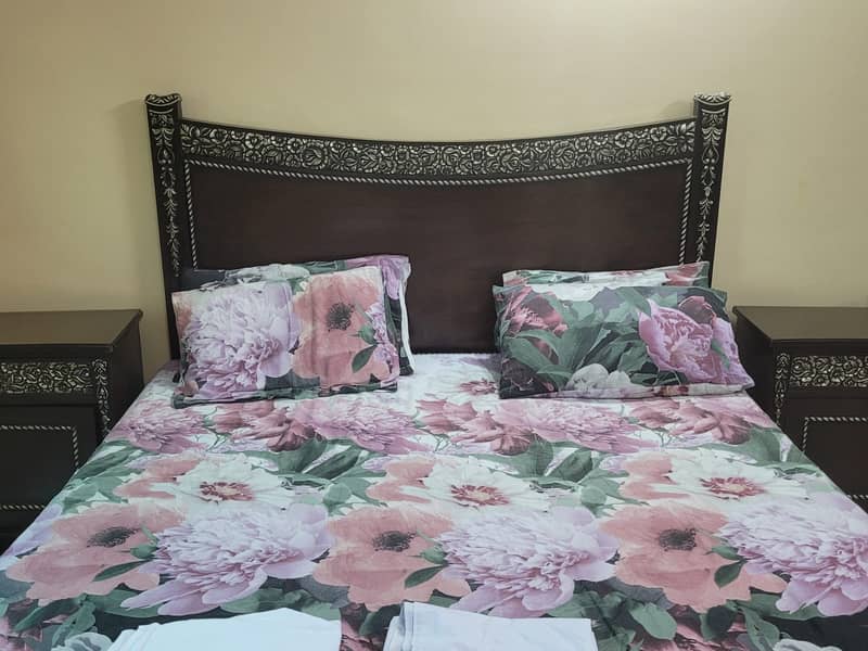 King size bed for sale without metress 1