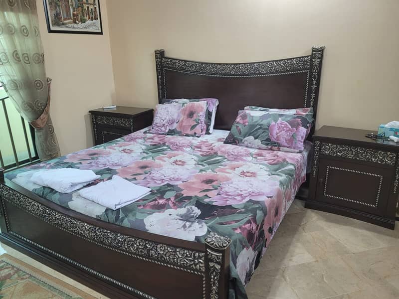 King size bed for sale without metress 4