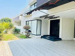 ONE KANAL BEAUTIFUL HOUSE AVALIABLE FOR RENT IN DHA PHASE 5 0