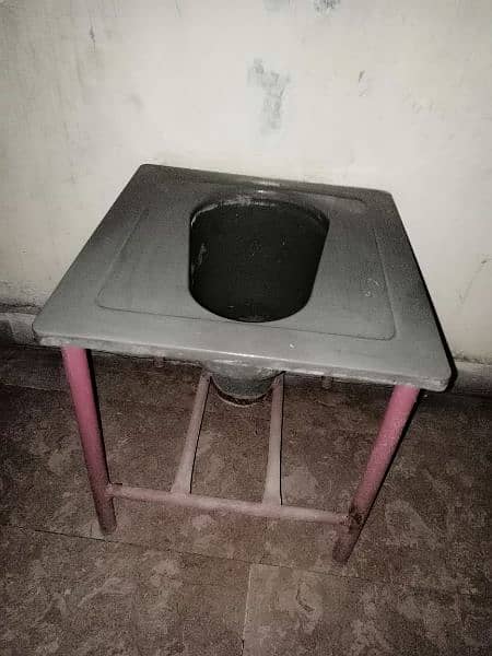 Commode Chair / Toilet Chair / Wash room Chair For Sale 2