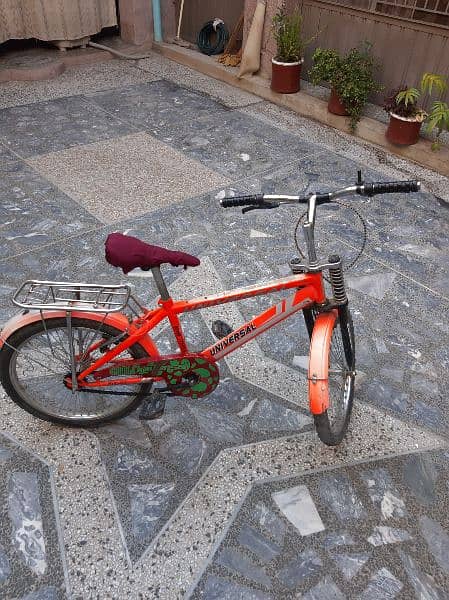 Universal Bicycle in Excellent Condition | Medium Size | 3