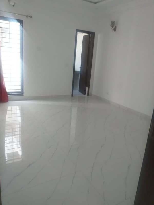 Like New 10 Marla Upper Portion is in Bahria Town Lahore on Rent with Gas 4