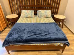 Queen size bed made of Sheesham wood 0