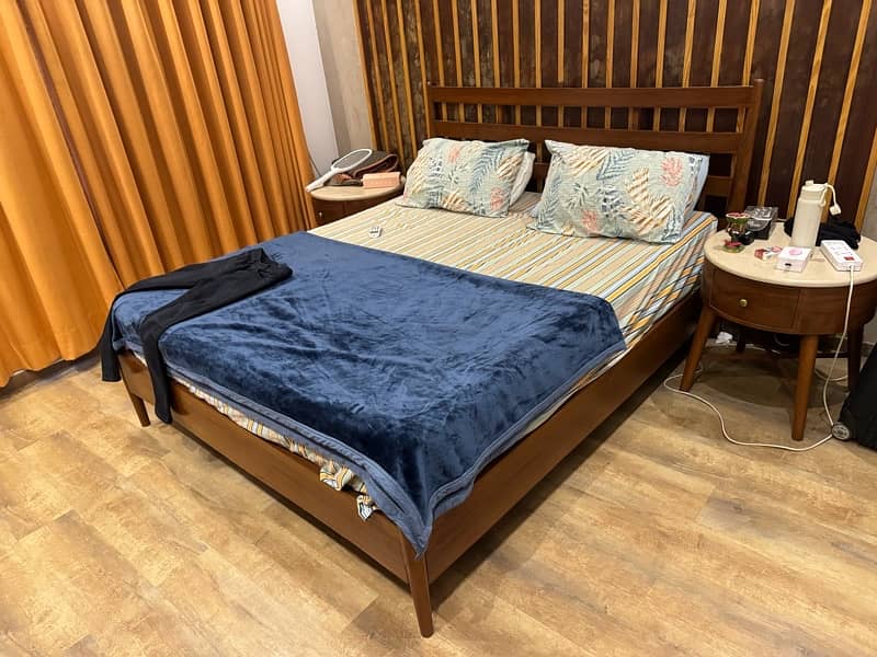 Queen size bed made of Sheesham wood 1