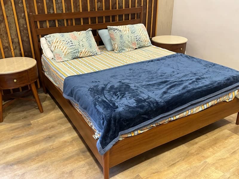 Queen size bed made of Sheesham wood 3