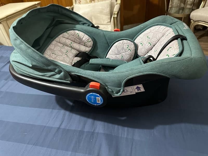 carry cot/ car seat 3