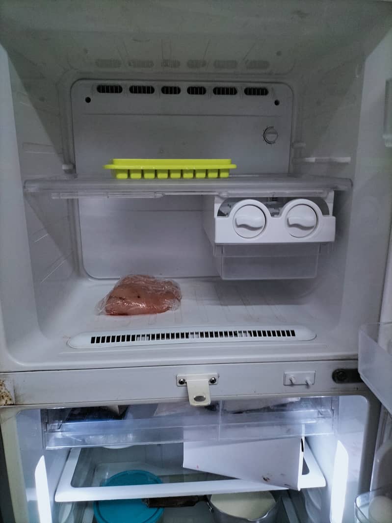 SAMSUNG Fridge RT41JSTS in Excellent Condition 2