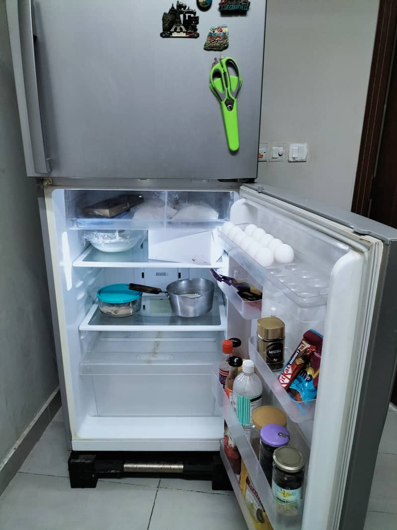 SAMSUNG Fridge RT41JSTS in Excellent Condition 3