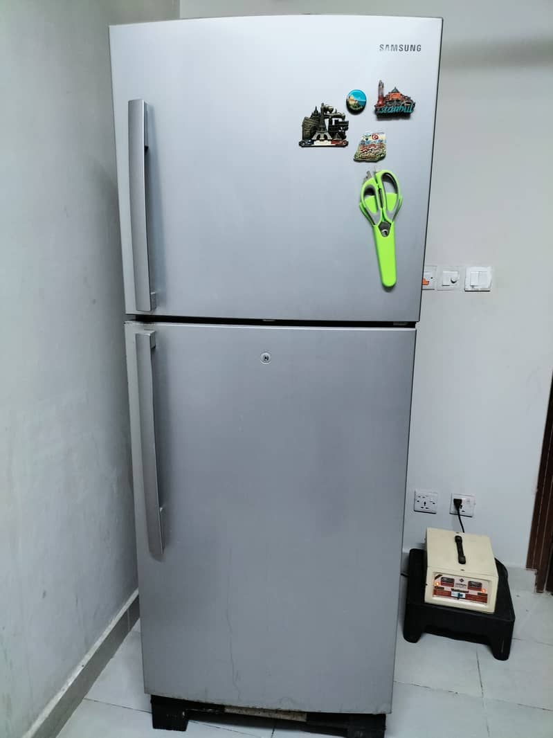 SAMSUNG Fridge RT41JSTS in Excellent Condition 4