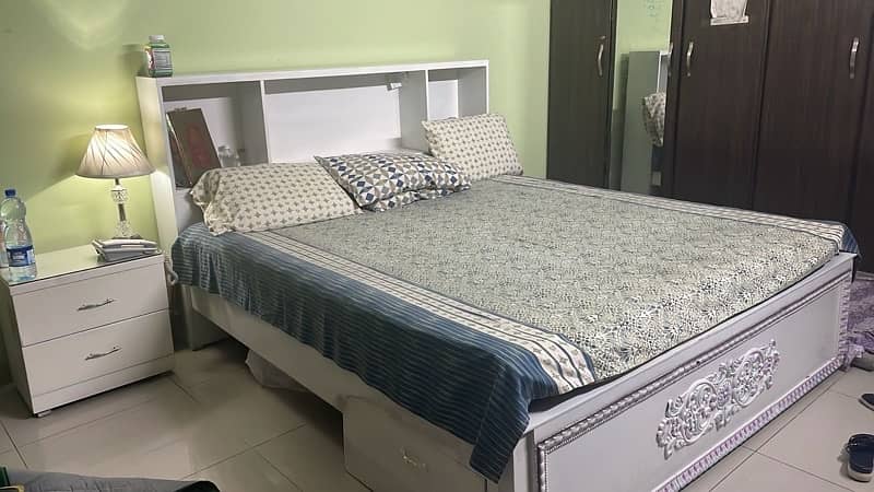 KING SIZE BED AVAILABLE AT NEGOTIABLE PRICE 1