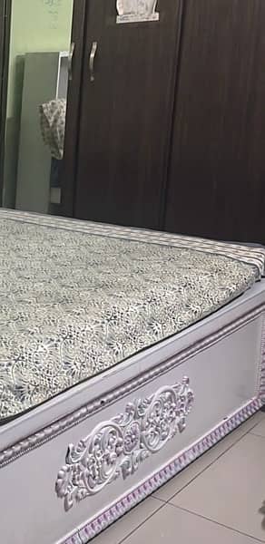 KING SIZE BED AVAILABLE AT NEGOTIABLE PRICE 2