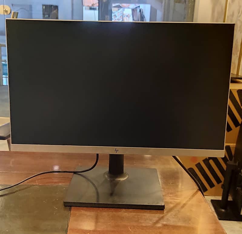 24" inch HP LED with Bezelles Display Monitor for Sale 7
