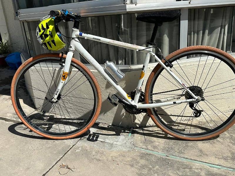 Cycle for Sale 
Brand : Giant Brand 
Escape R3
Type : Hybrid 1