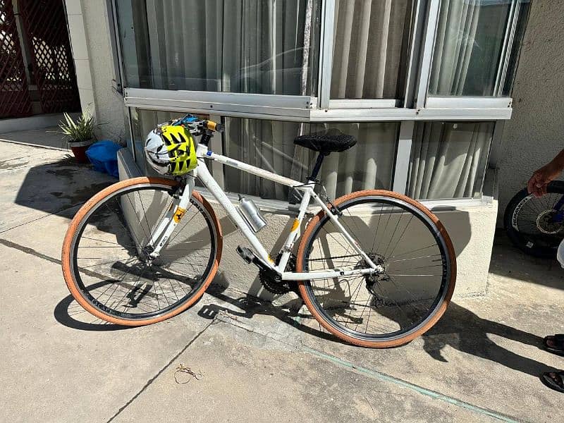 Cycle for Sale 
Brand : Giant Brand 
Escape R3
Type : Hybrid 4