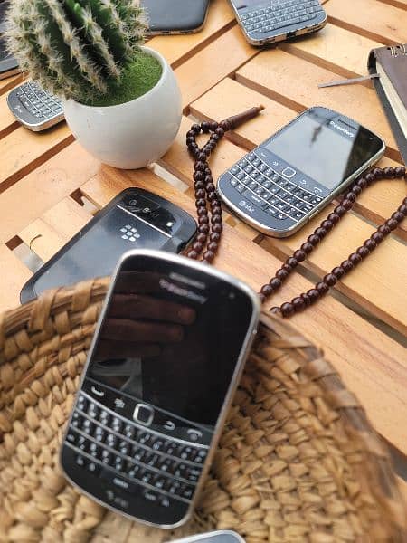blackberry bold 4 (9900) in lush condition pta clear 3